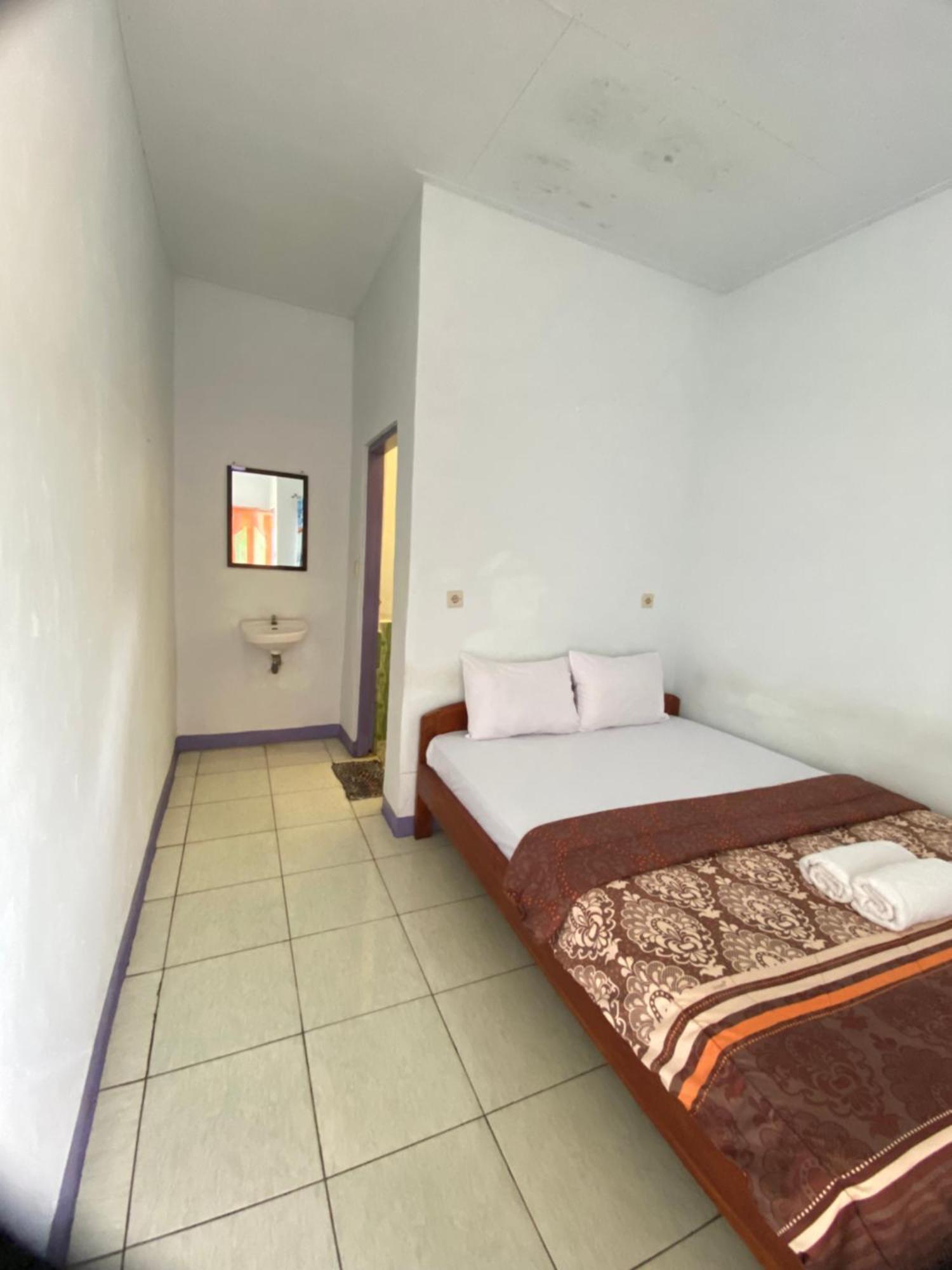 Mahoni Guest House Kelimutu Bagian luar foto